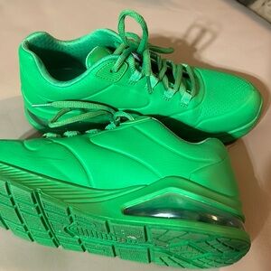 Women’s EUC size 8 green Skechers sneakers.